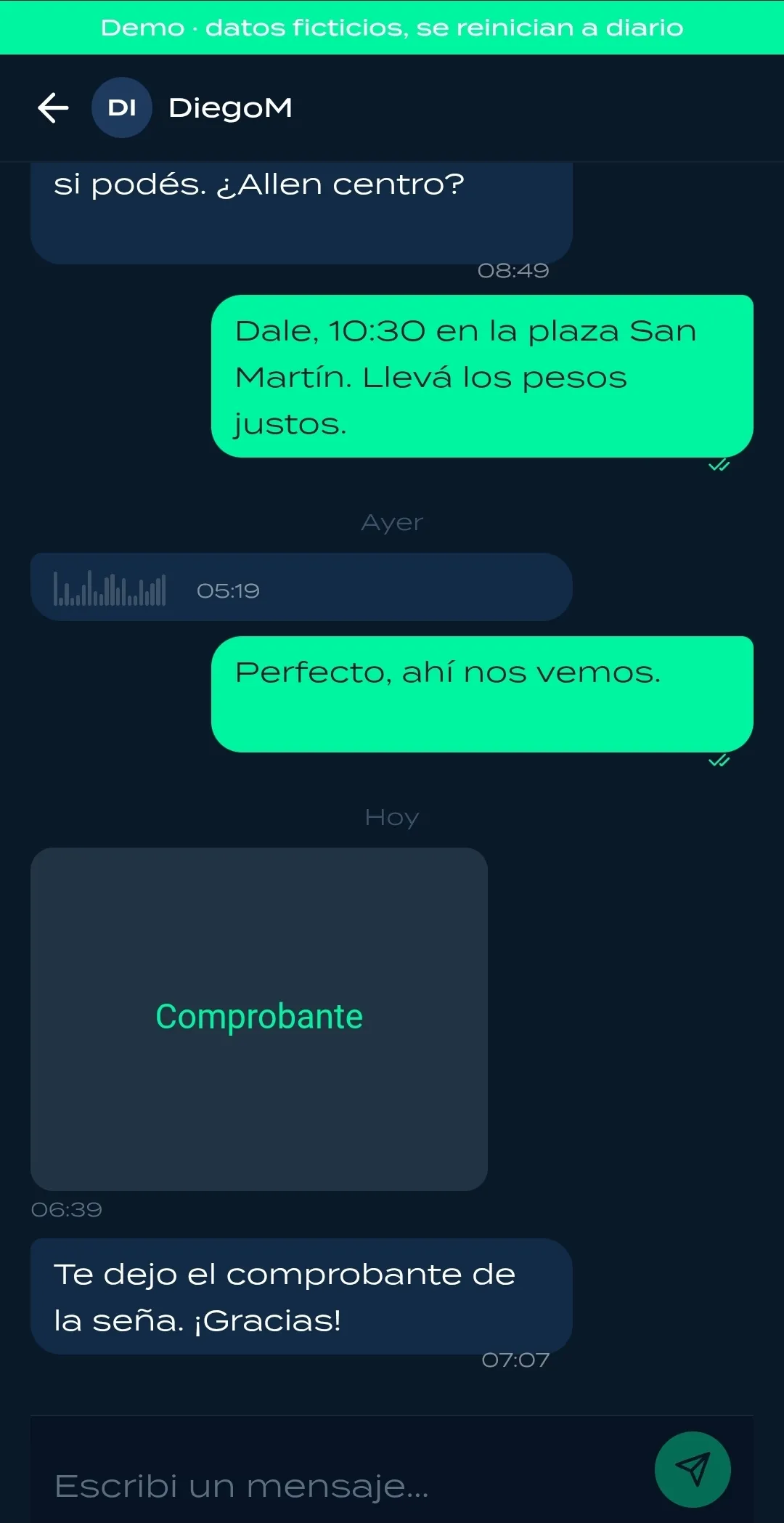 Chat con tarjeta de solicitud y acciones
